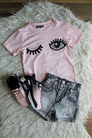 Shirtje Knipoog lichtroze, sneakers Pinkwow zwart roze, broekje girls denim grijs