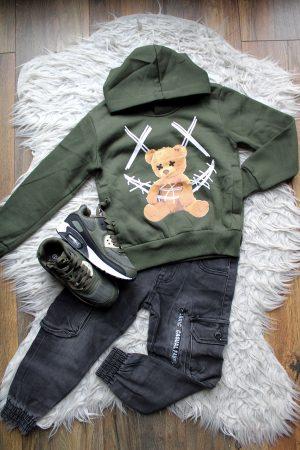 hoodie smiley bear groen, sneakers groen, broekje pocket jeans zwart