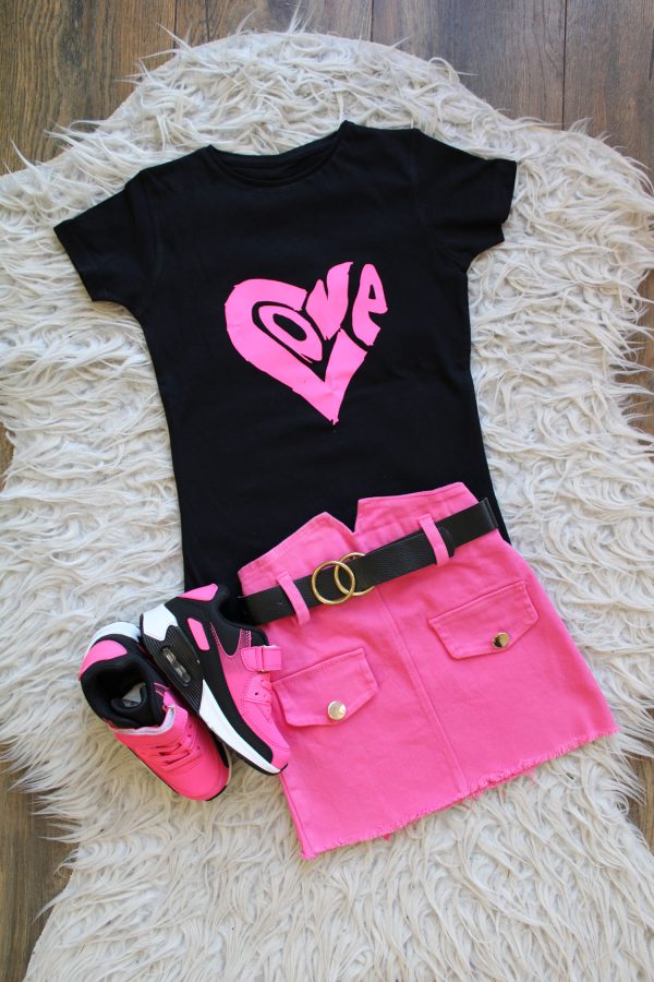 Rokje spijkerstof donkerroze, shirtje love fuchsia zwart, sneakers pinkwow fuchsia roze zwart